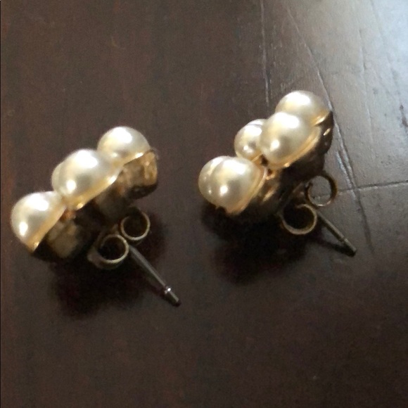 FLOWER EARRINGS GOLD & FAUX PEARL- barely worn - Picture 2 of 2